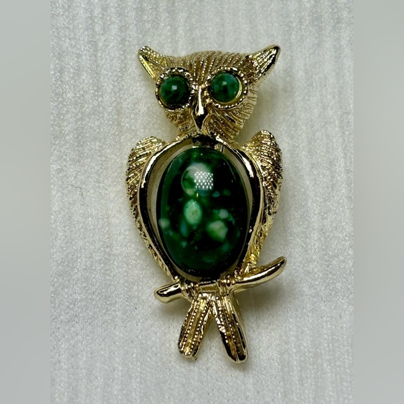 Owl brooch with jade green faux stones. Excellent condition. - Picture 1 of 3